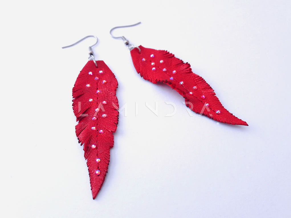 Fülbevalók, kézműves ékszerek: FU059, Piros színű strasszos, bőr toll fülbevaló