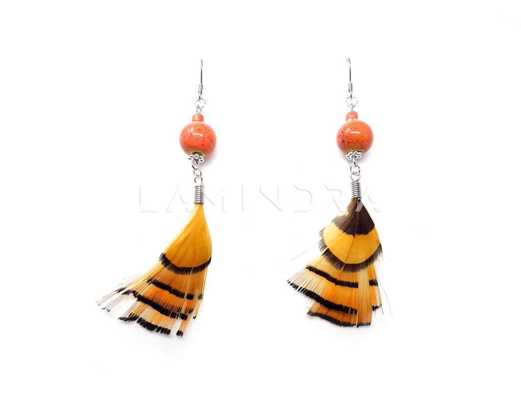 Fülbevalók, kézműves ékszerek: FU071, Narancssárga tollas fülbevaló kerámiagyönggyel