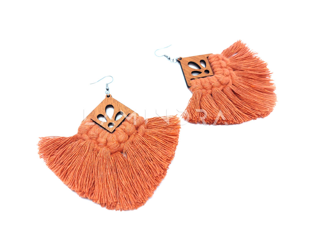 Fülbevalók, kézműves ékszerek: FU086, Terrakotta színű, makramé nemesacél fülbevaló