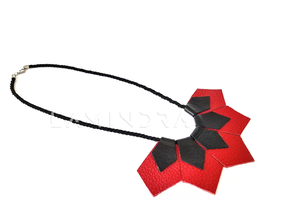 Egyedi kézzel készült nyaklánc: Fekete-piros bőr nyaklánc
