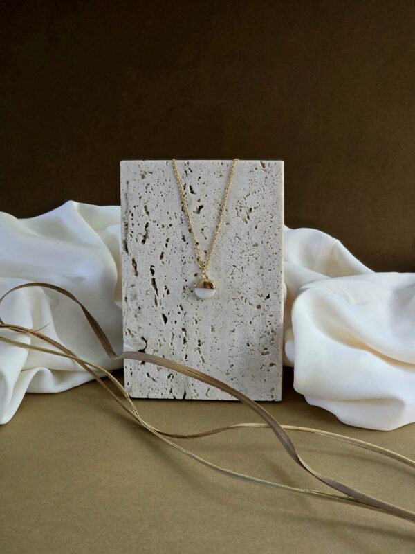 NYAK004_aranyszinunemesacelnyaklanckagylogyongymedallallamindrahandmadeegyediekszer-min