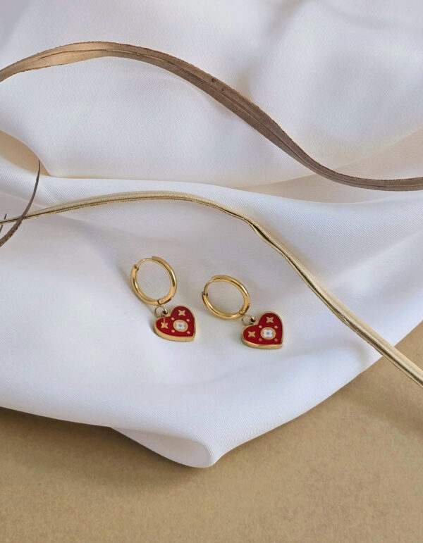 Aranyszínű piros szívecskés nemesacél fülbevaló