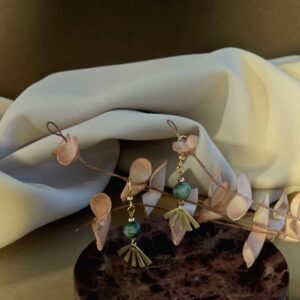 Aranyszínű zöld matt achát ásványos fülbevaló