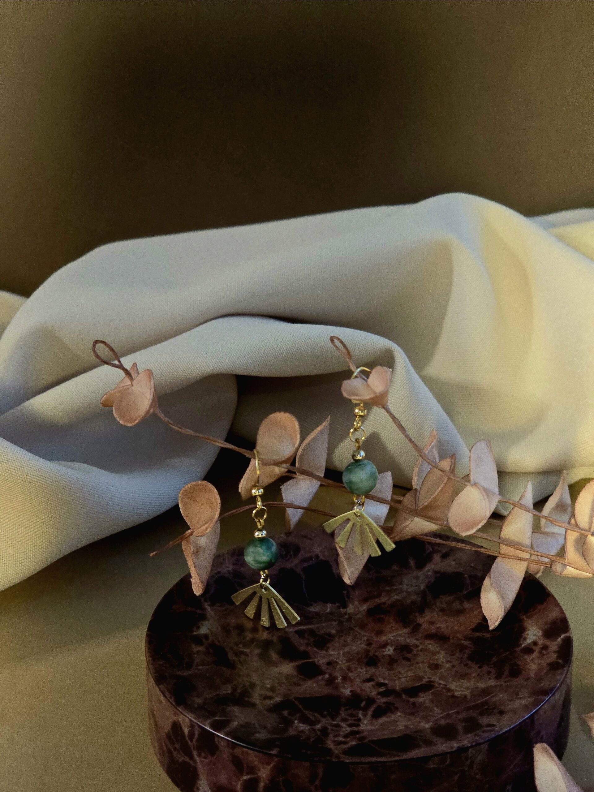 Aranyszínű zöld matt achát ásványos fülbevaló