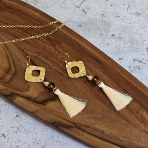 Akasztós arany nemesacél fülbevaló zámak medállal és gyöngyös bojttal