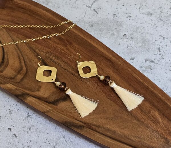 Akasztós arany nemesacél fülbevaló zámak medállal és gyöngyös bojttal