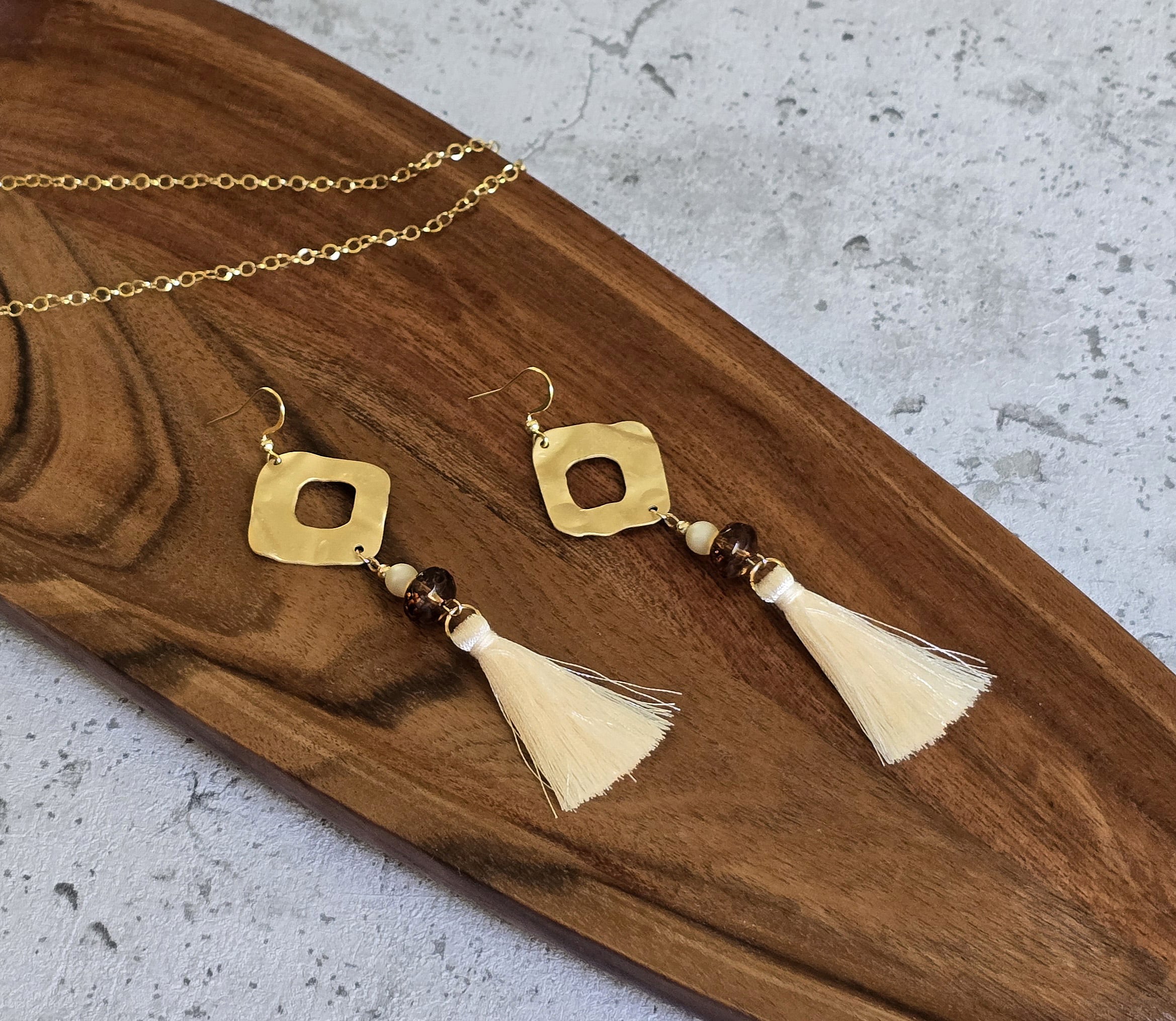 Akasztós arany nemesacél fülbevaló zámak medállal és gyöngyös bojttal