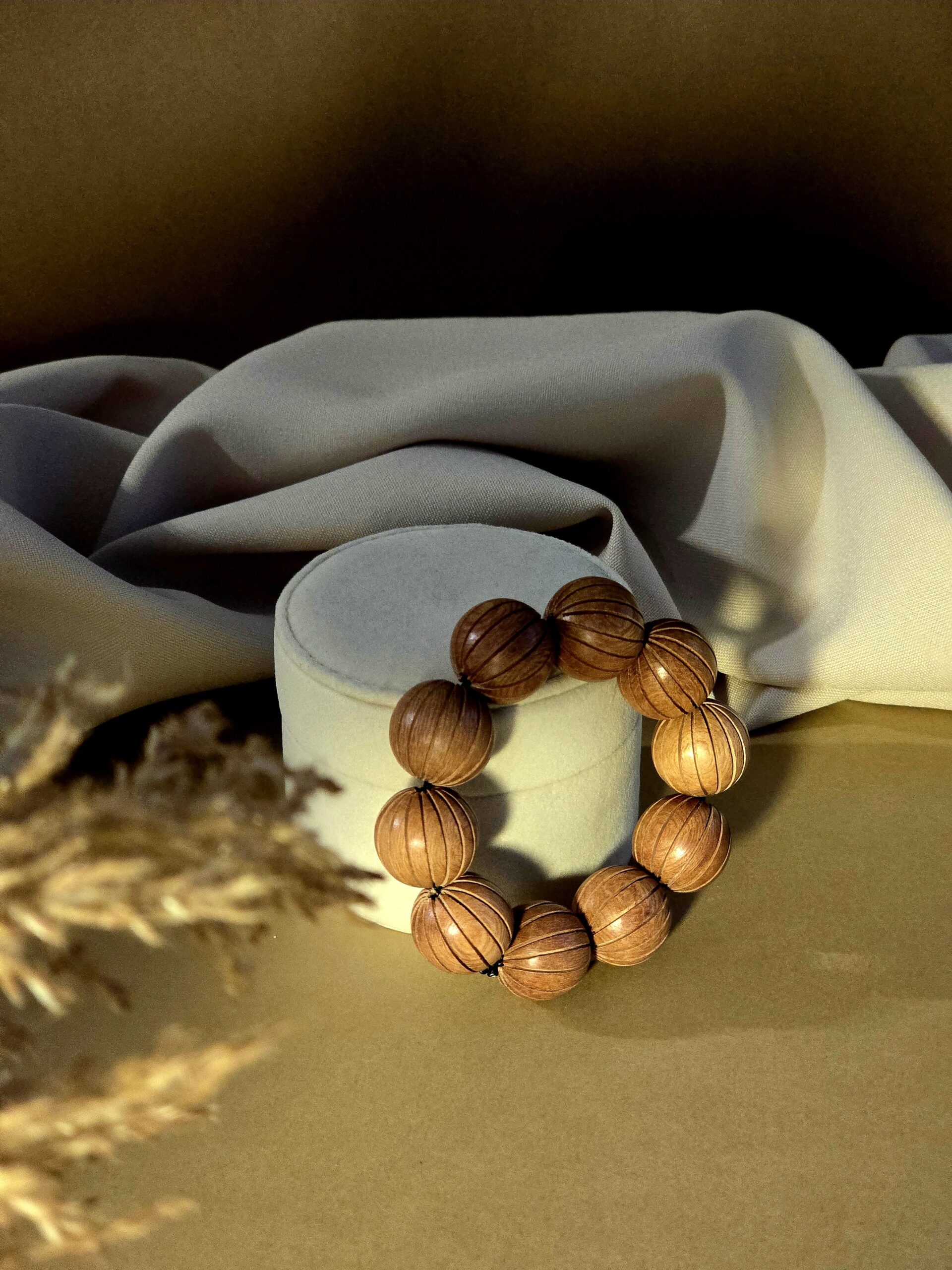 Barna fa karkötő – Lamindra handmade egyedi ékszer