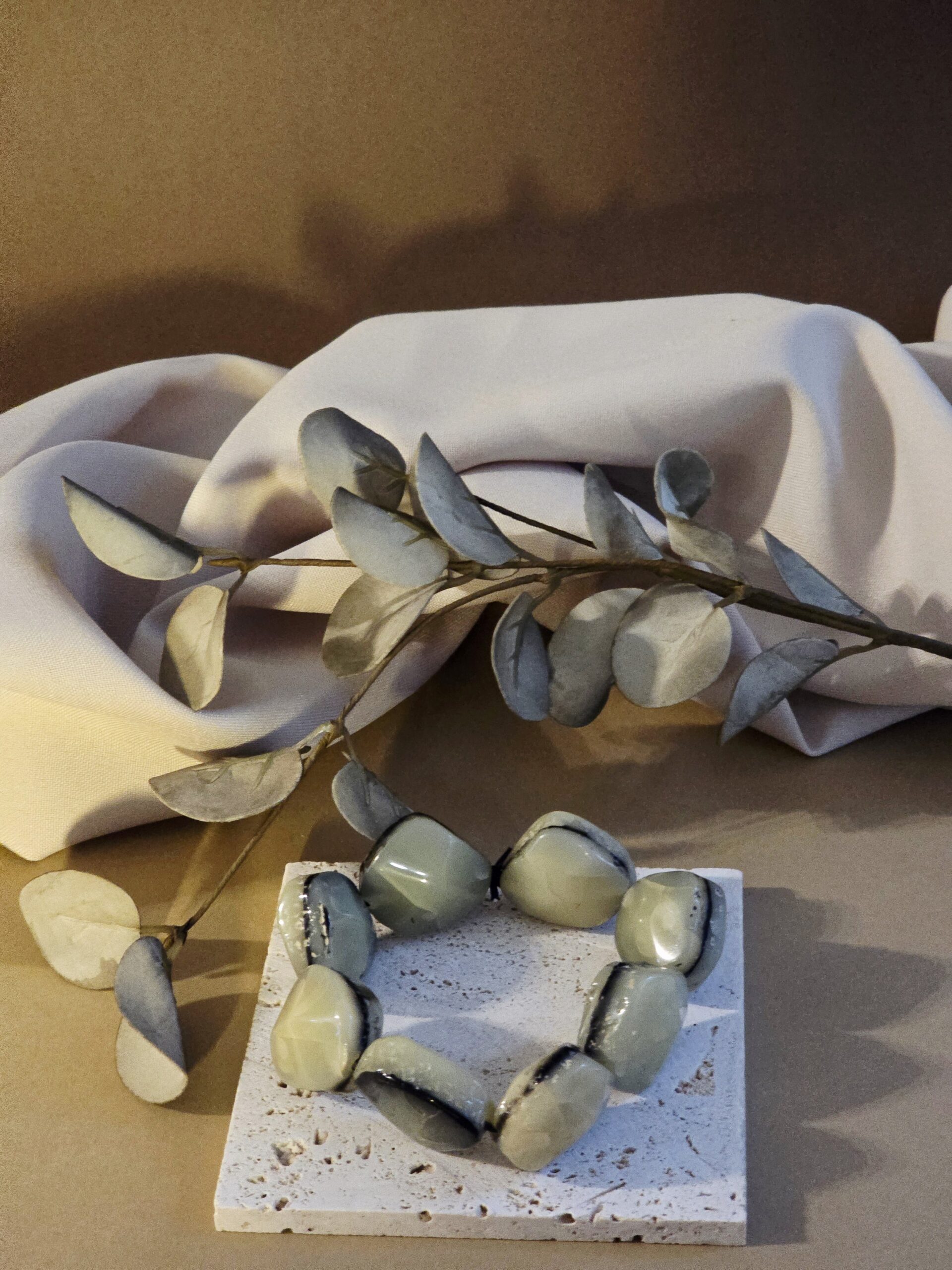 Gyanta gyöngy karkötő – Lamindra handmade egyedi ékszer