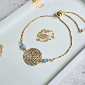 Kék gyöngyös arany karkötő – kézzel készült Lamindra ékszer