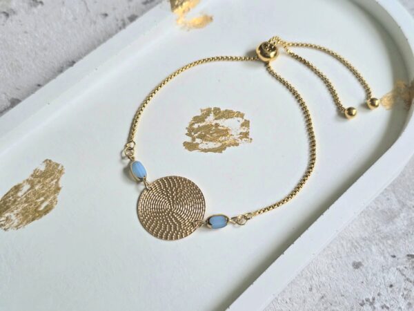 Kék gyöngyös arany karkötő – kézzel készült Lamindra ékszer