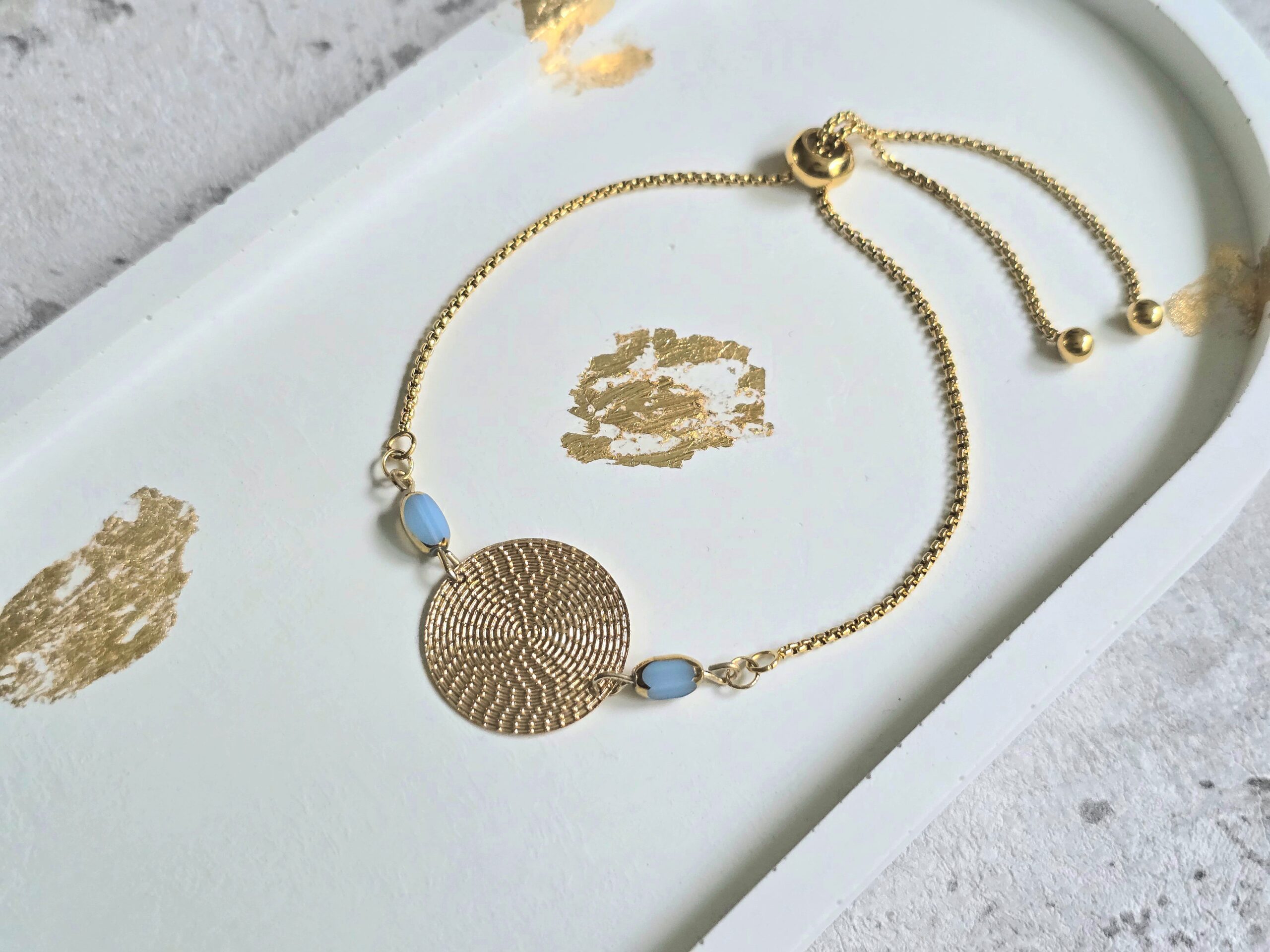 Kék gyöngyös arany karkötő – kézzel készült Lamindra ékszer