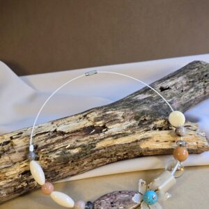 Natúr bézs–türkiz virágos gyanta nyaklánc – Lamindra handmade egyedi ékszer