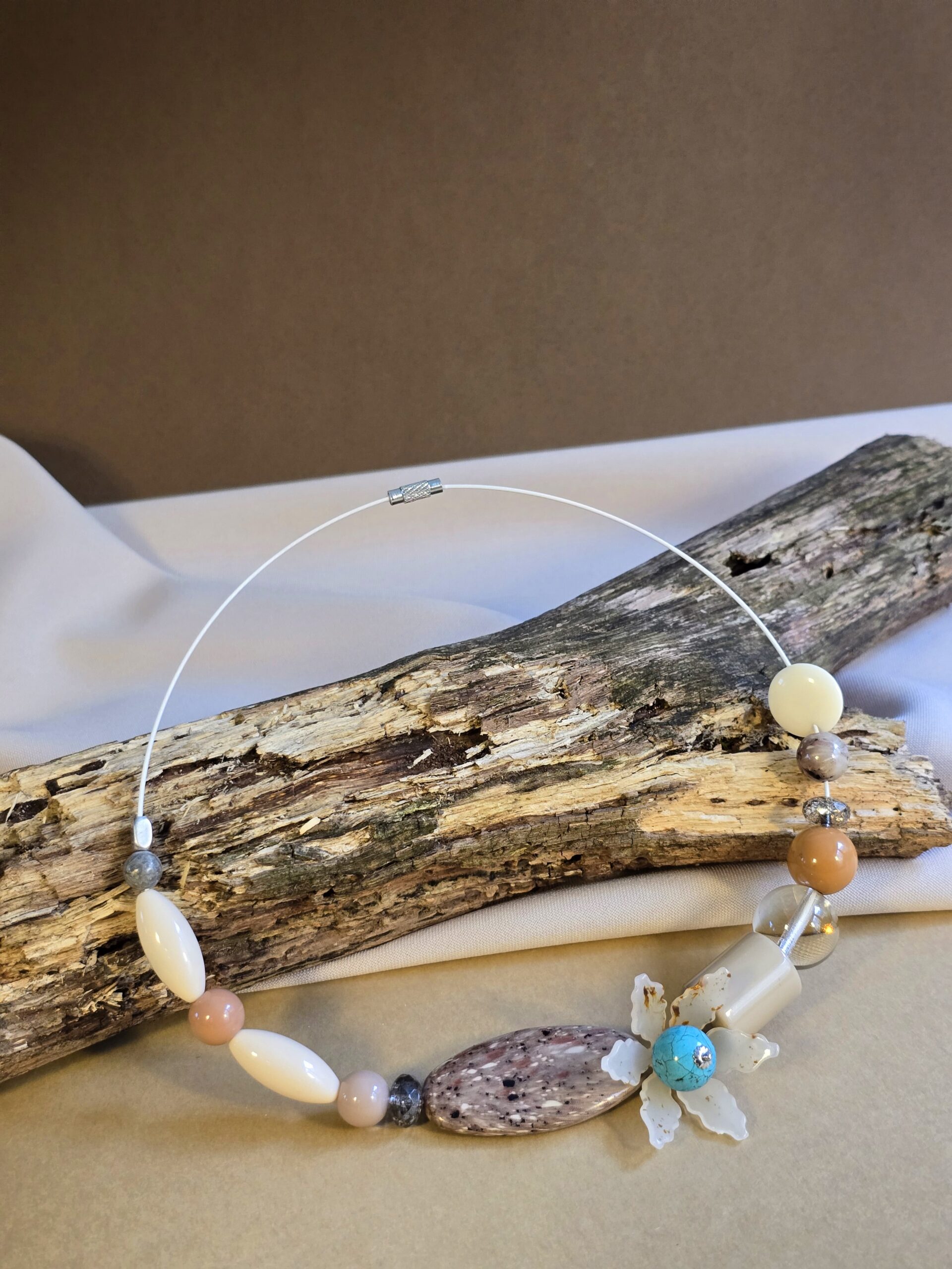 Natúr bézs–türkiz virágos gyanta nyaklánc – Lamindra handmade egyedi ékszer