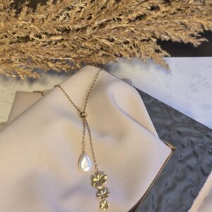 Aranyszínű nemesacél nyaklánc kagylógyöngy és virág medállal – Lamindra handmade egyedi ékszer