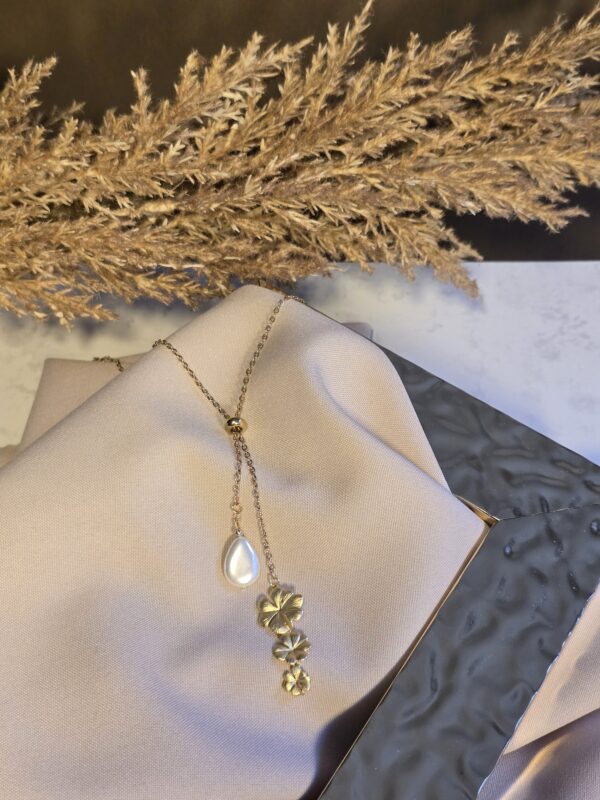 Aranyszínű nemesacél nyaklánc kagylógyöngy és virág medállal – Lamindra handmade egyedi ékszer