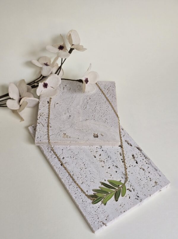 Aranyszínű nemesacél nyaklánc zöld leveles medállal – Lamindra handmade egyedi ékszer