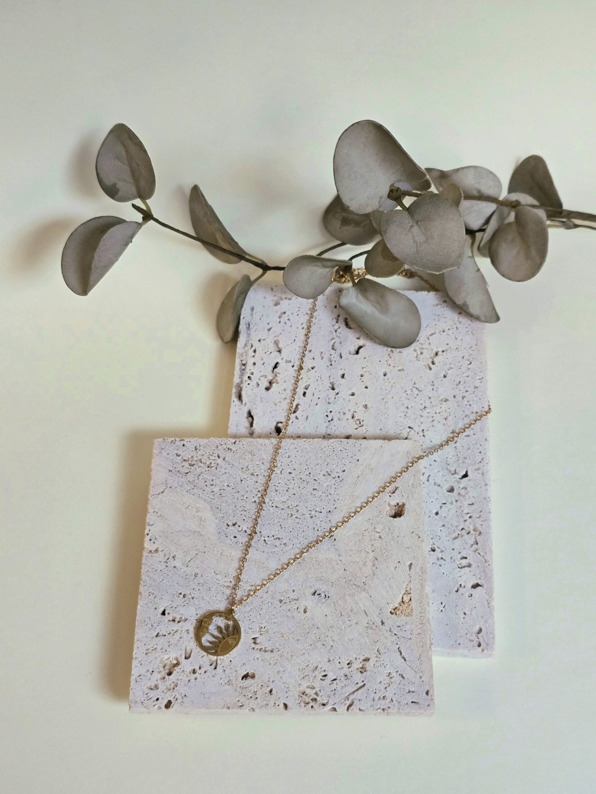 Aranyszínű nemesacél nyaklánc nap és hold medállal – Lamindra handmade egyedi ékszer