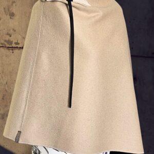 Bézs aszimmetrikus gyapjú poncsó virágdíszítéssel – Lamindra handmade egyedi ruha