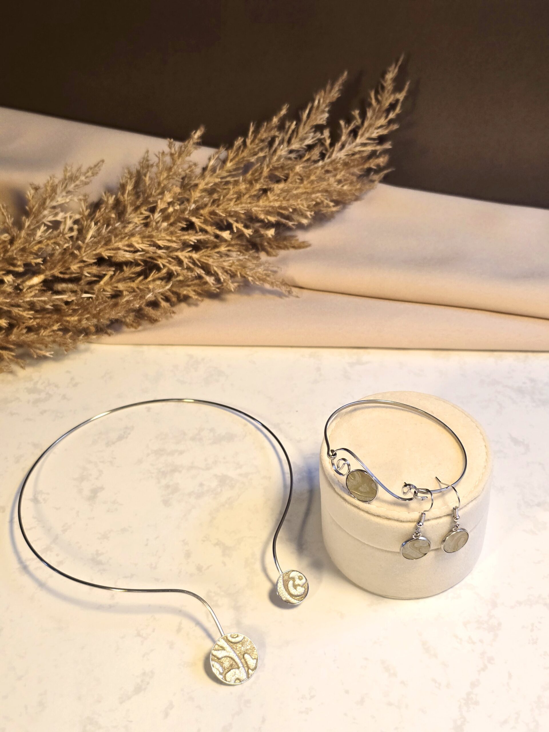 Nemesacél arany bőr nyaklánc, karkötő és fülbevaló szett – Lamindra handmade egyedi ékszer