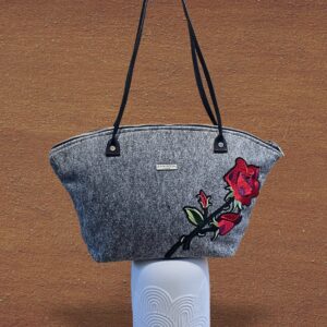 Szürke gyapjúfilc táska rózsás díszítéssel és bőr fogantyúval – Lamindra handmade egyedi táska