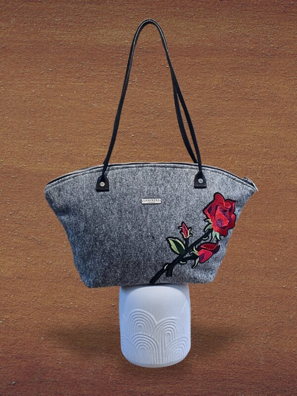 Szürke gyapjúfilc táska rózsás díszítéssel és bőr fogantyúval – Lamindra handmade egyedi táska