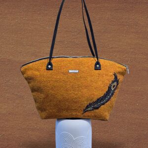 Mustársárga gyapjúfilc táska pávatoll díszítéssel és bőr fogantyúval – Lamindra handmade egyedi táska