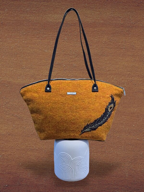 Mustársárga gyapjúfilc táska pávatoll díszítéssel és bőr fogantyúval – Lamindra handmade egyedi táska