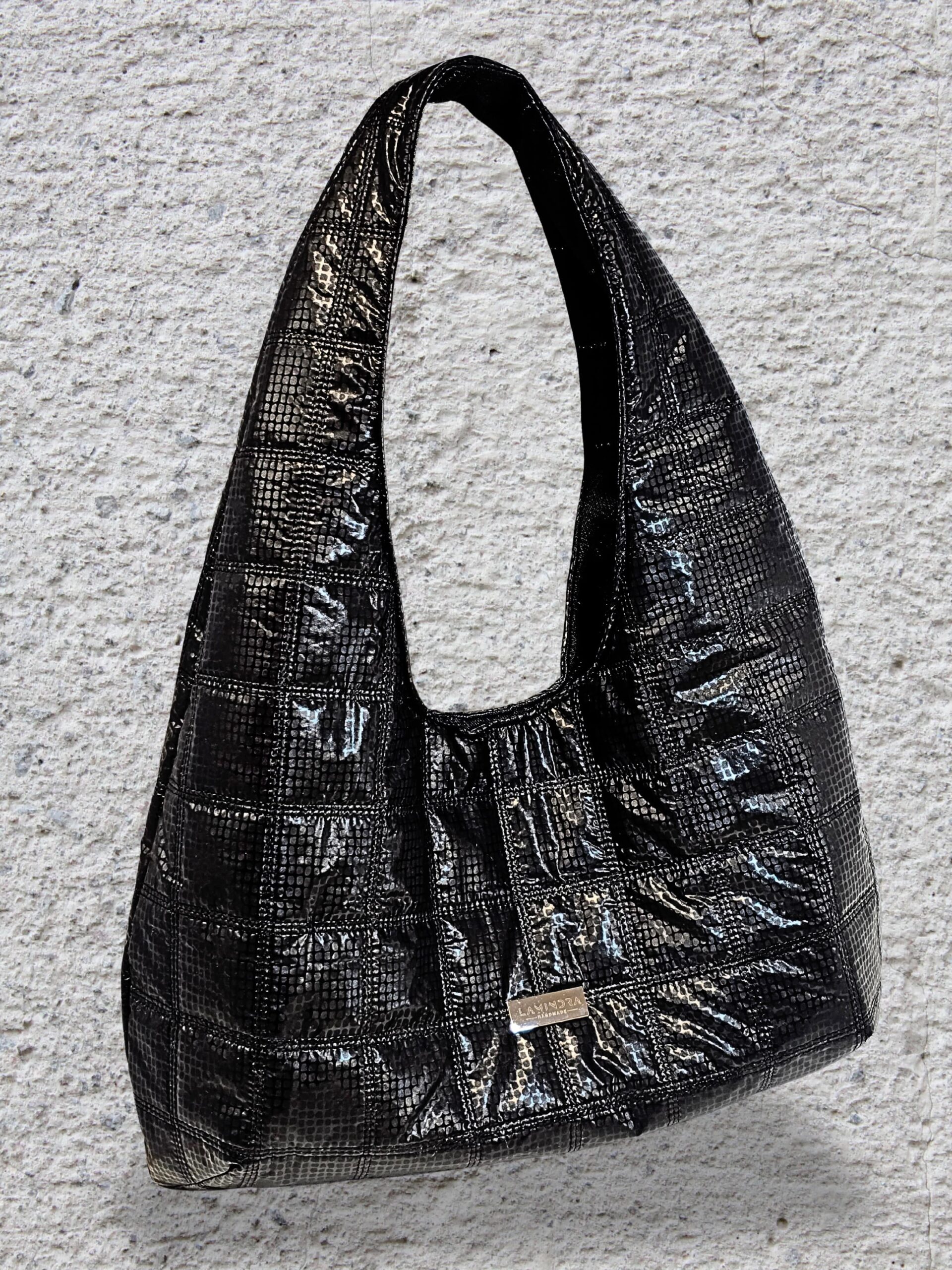 Fekete steppelt vízlepergető táska – Lamindra handmade egyedi táska