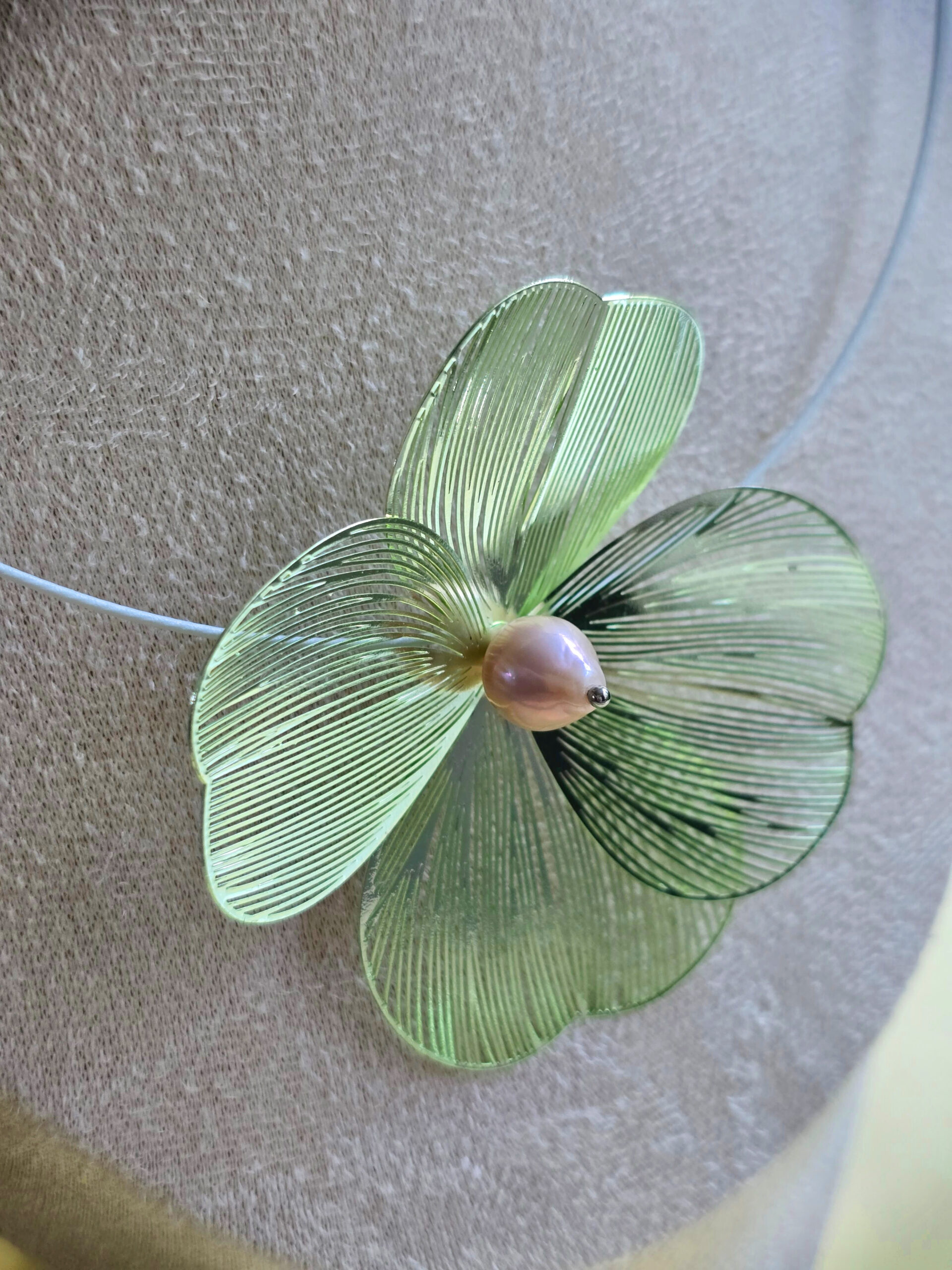 Sage Bloom & Iridescent Pearl Choker Necklace - Kép 2