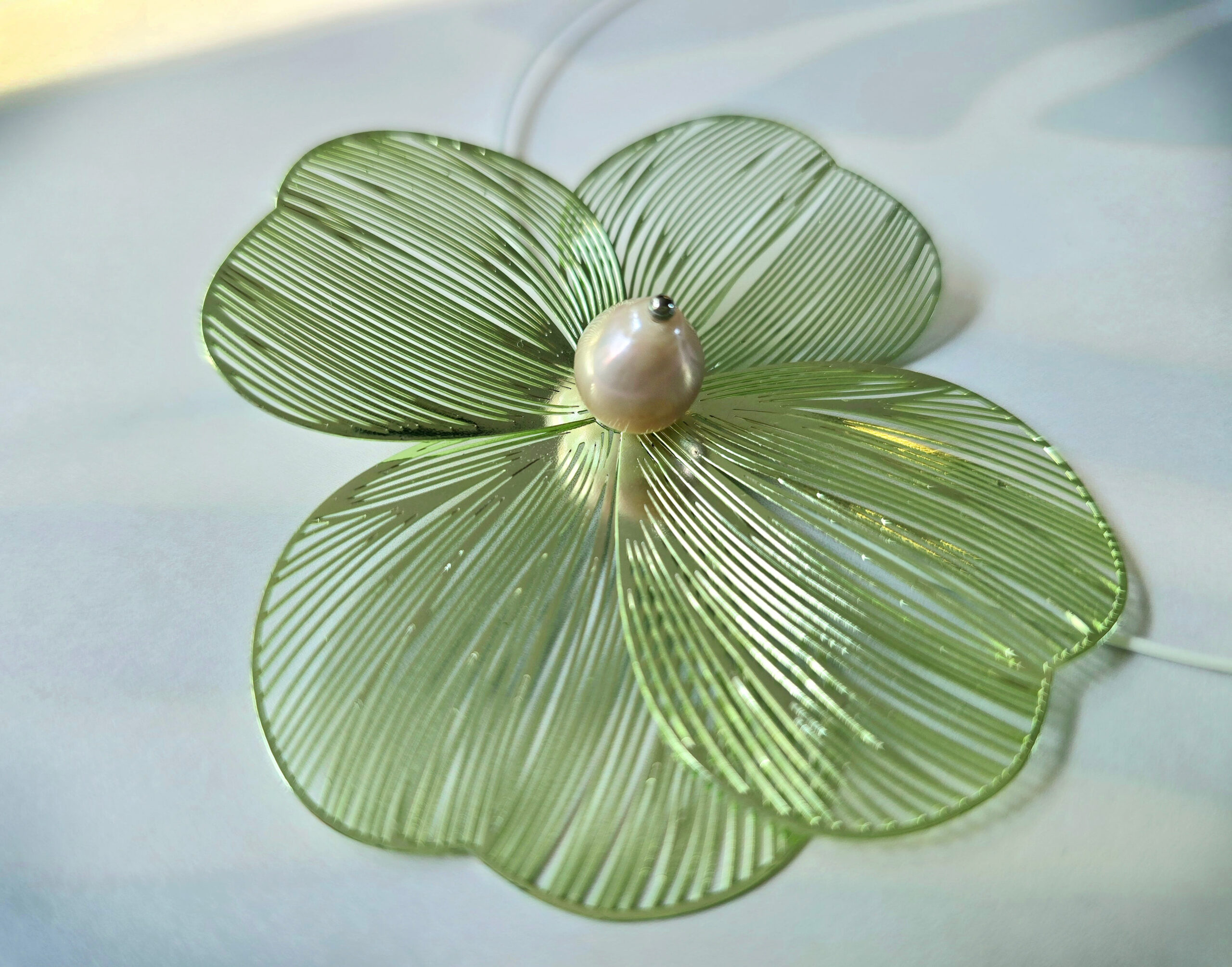 Sage Bloom & Iridescent Pearl Choker Necklace - Kép 3